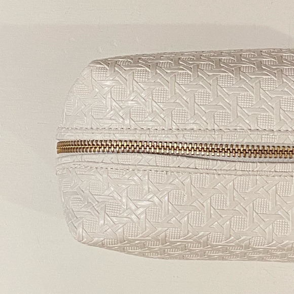 NWT Tory Burch White Basketweave Cosmetic Case Bag Gold Signature Hardware - Picture 10 of 16